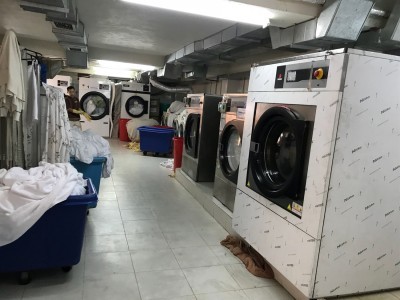 Phân biệt máy giặt công nghiệp với máy giặt thường, khi nào nên mua?