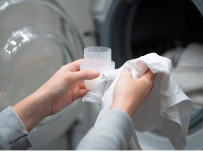 Có nên đổ bột giặt trực tiếp vào máy giặt công nghiệp không ?